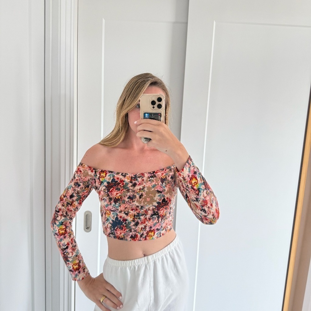 Off-Shoulder Floral Design Cropped Top - Picture 6 of 6
